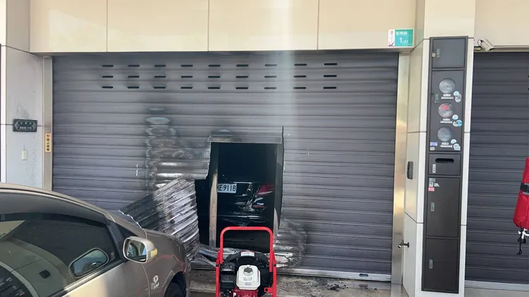 辛翁縱火燒黃婦住家1樓鐵門。翻攝畫面