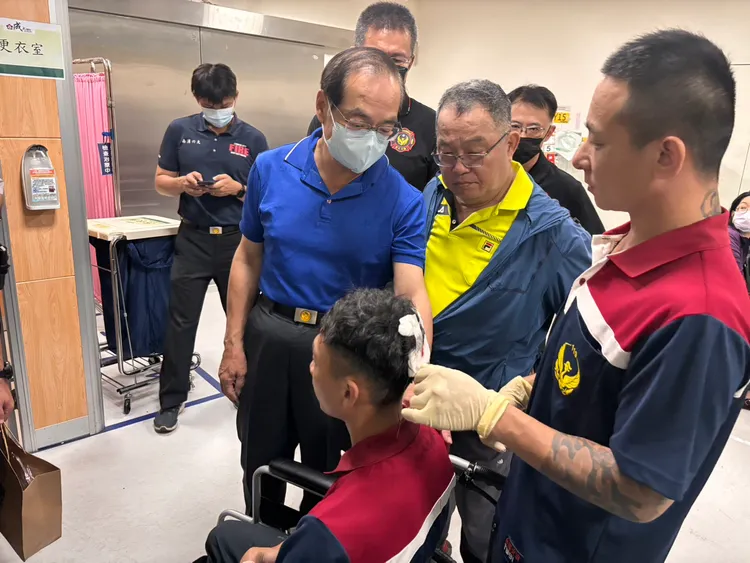 分局長前往慰問受傷同仁。翻攝畫面