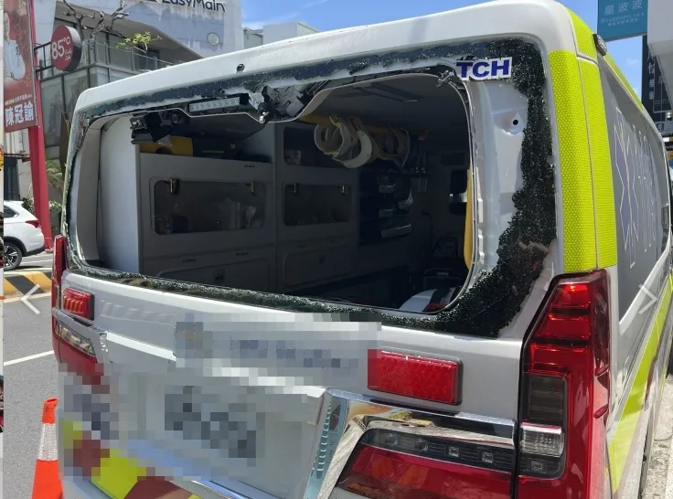 警方稍後在南功街與美樂街尋獲救護車。翻攝畫面