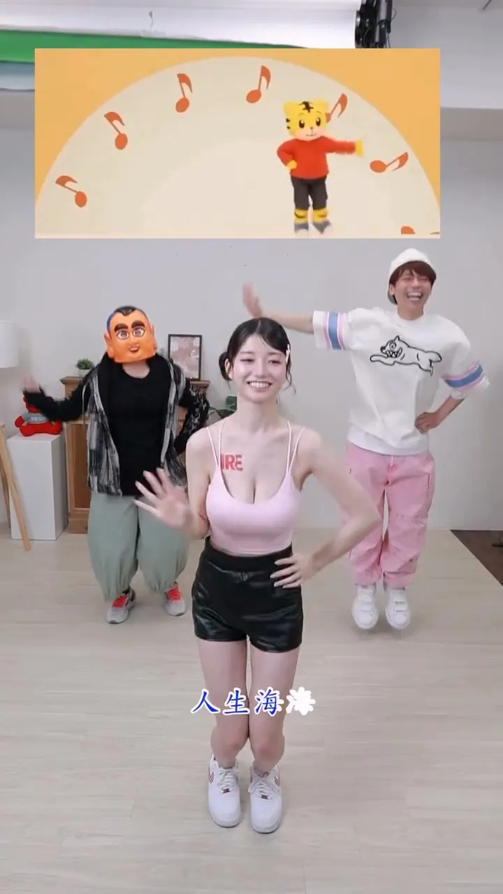 瀨戶環奈（前）和蔡阿嘎（右）、大頭佛一起學巧虎跳舞。翻攝蔡阿嘎臉書