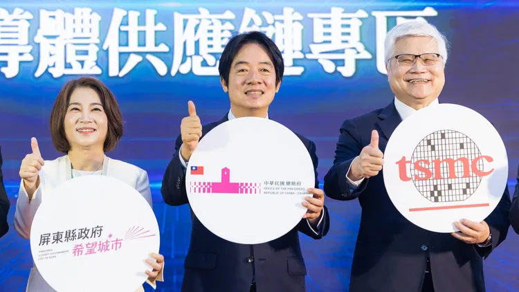 總統賴清德（中）和台積電董事長魏哲家（右）出席屏東科學園區半導體供應鏈專區聯合動土典禮。總統府提供