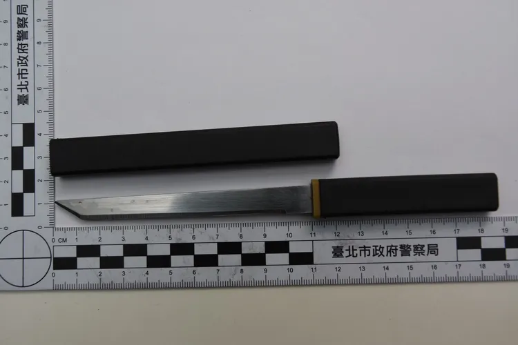 警方查扣兇刀。翻攝畫面