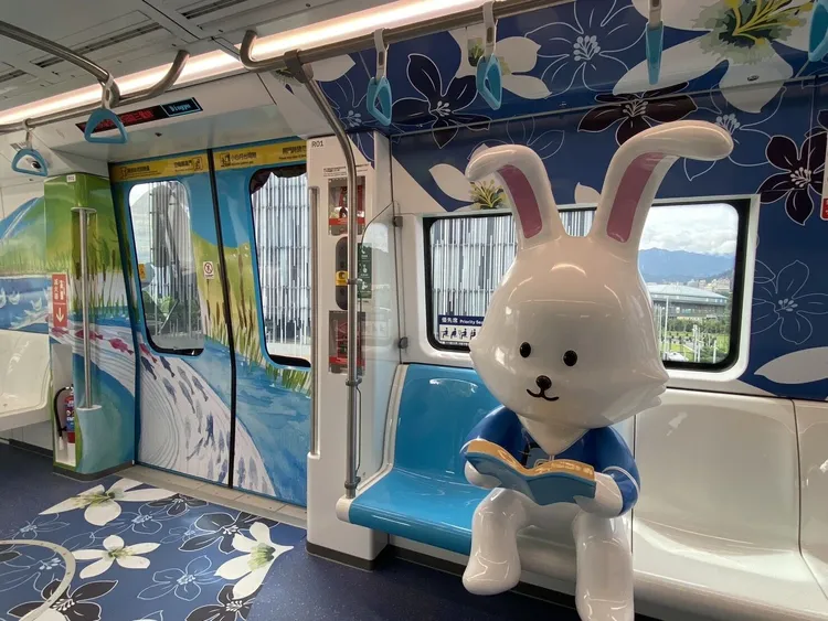 捷運三鶯線6月30日正式通車，新北美館主題列車開箱。新北捷運局提供
