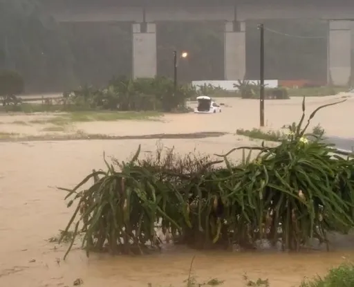 竹縣犁頭山溪水位暴漲！水淹農田、道路　1車輛受困駕駛自行逃生