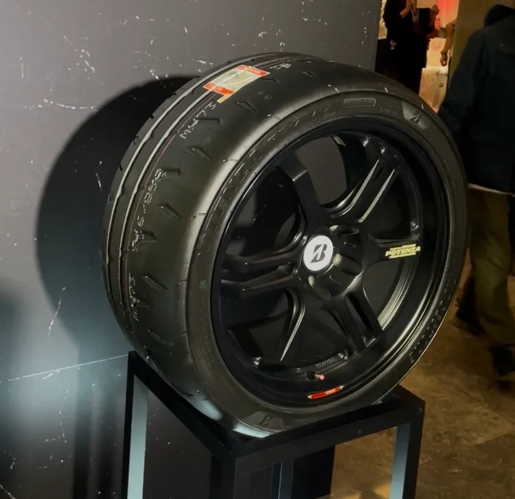 專為賽道玩家打造的POTENZA RE-71RZ延續普利司通競技血統，透過胎面結構與膠料升級，在筑波賽道實測中繳出優於前代的單圈成績。林浩昇攝