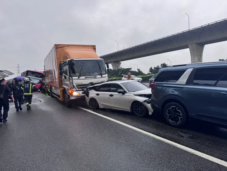 車禍現場。桃園市消防局提供