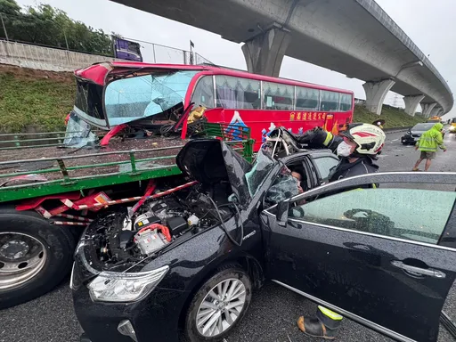 國1龜山與林口交界路段7部大小車追撞　30人受傷