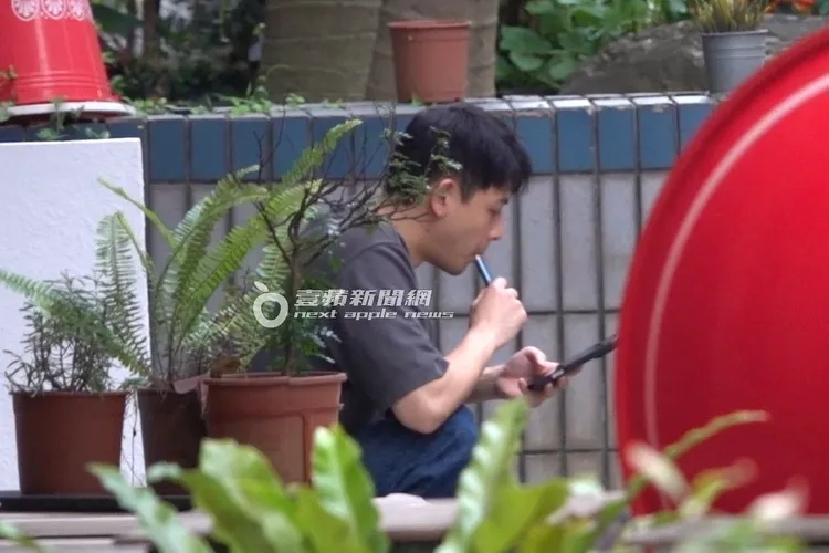 途中連晨翔走出餐廳，蹲在路邊抽電子加熱菸。特勤中心攝