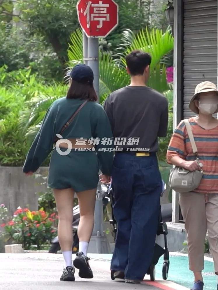 一家子緩步走在東區街頭。特勤中心攝