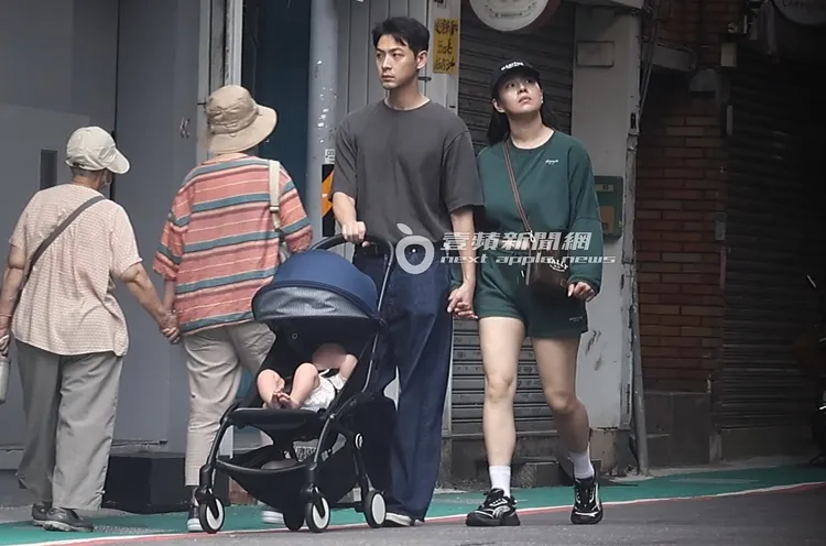 2人沒有戴口罩遮掩，大方走在街頭 。特勤中心攝
