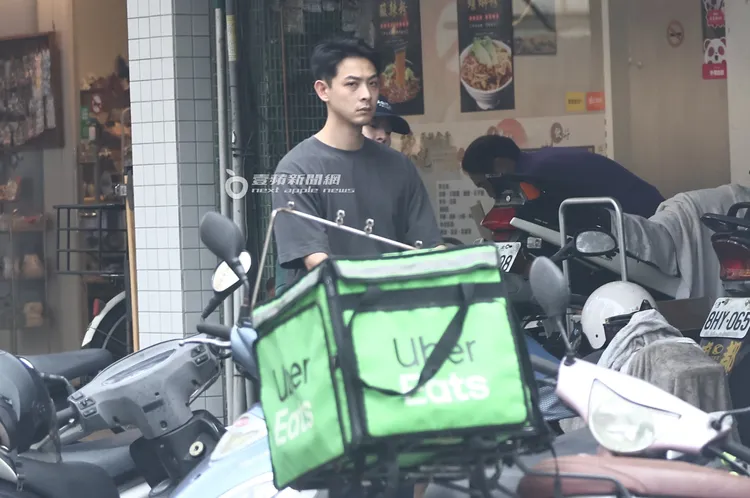 連晨翔走在劉品言前方開路。特勤中心攝