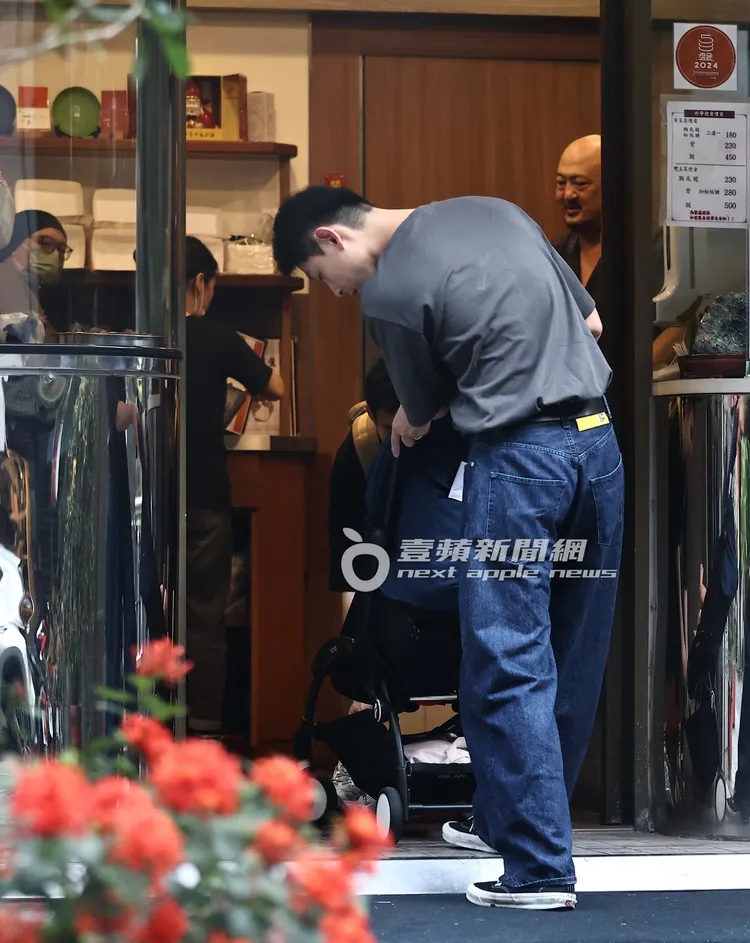 連晨翔推著嬰兒車走進東區知名餐廳「伍佰雞屋」用餐。特勤中心攝