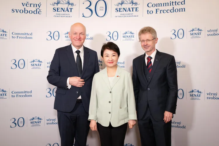 盧秀燕與捷克國會韋德齊議長（右一）、外交國防暨安全委員會主席費費（左一）合影。中市府提供