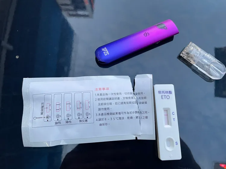 女子違規騎YouBike被盤查，意外包包內查獲喪屍毒品。翻攝畫面