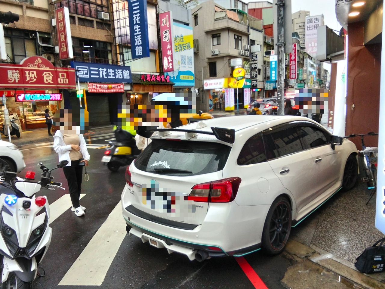 毒駕又一樁!三重男開車衝上人行道 自撞電桿才停下