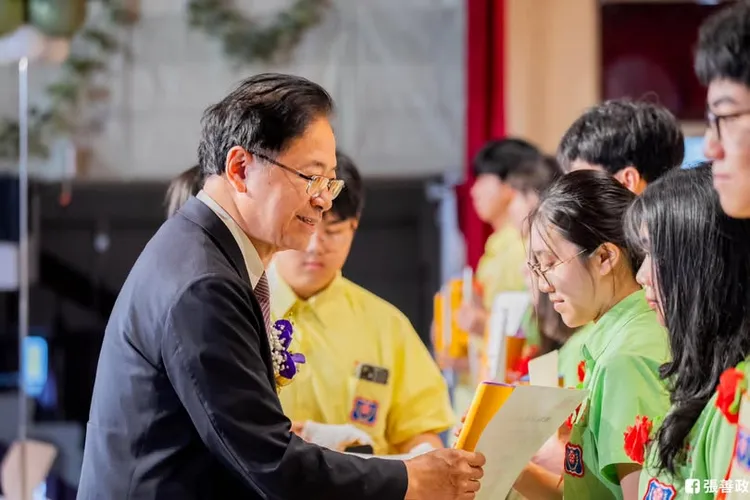 張善政日前參加武陵高中畢業典禮被喊「新店市長」，市議員凌濤透露，張善政事後得知也只是莞爾一笑，並未因此動怒。翻攝張善政臉書