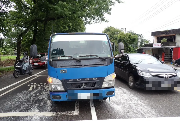 肇事小貨車。大溪警分局提供
