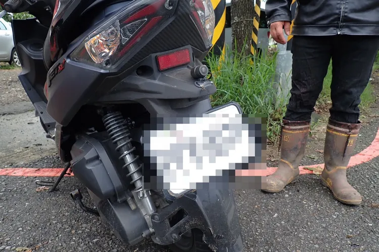 機車擋泥板遭擊中。大溪警分局提供