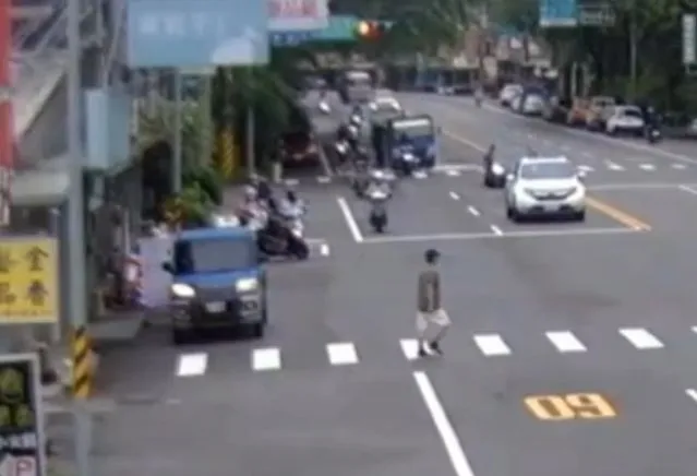 小貨車急煞，飛出木條砸中機車擋泥板。翻攝畫面