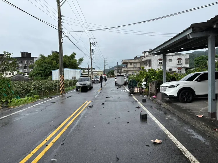 車禍現場留下大量車體零件。翻攝照片