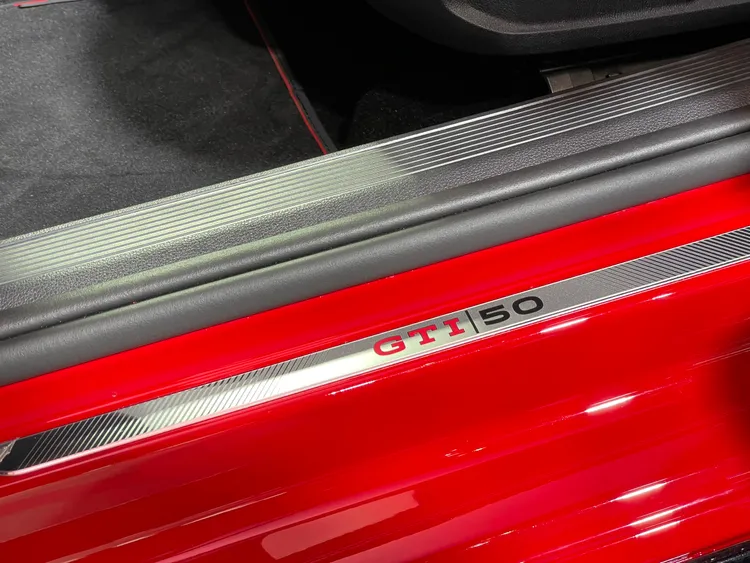 車門打開之後可見到GTI 50專屬門檻飾板。林浩昇攝