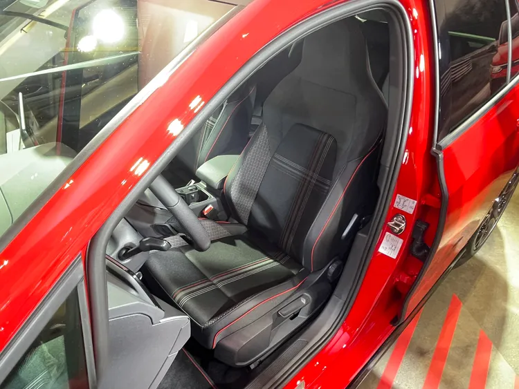 經典格紋跑車座椅與GTI 50專屬細節設計，延續GTI半世紀以來不變的熱血DNA。林浩昇攝
