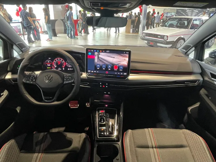 座艙延續GTI經典元素，包括全新格紋跑車座椅、紅色縫線、GTI 50迎賓踏板與專屬方向盤設計。林浩昇攝