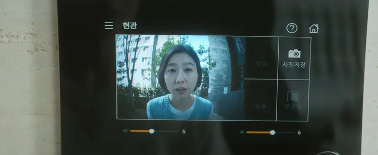 林智妍劇中直接到導師家按門鈴恐嚇。翻攝Netflix