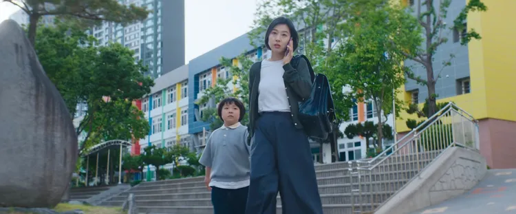 林智妍劇中對導師不滿，直接把兒子宇振從教室裡帶走。翻攝Netflix