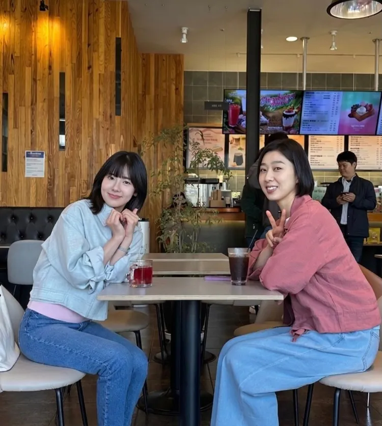 林智妍（右）戲外很照顧導師宋詩安。翻攝Netflix