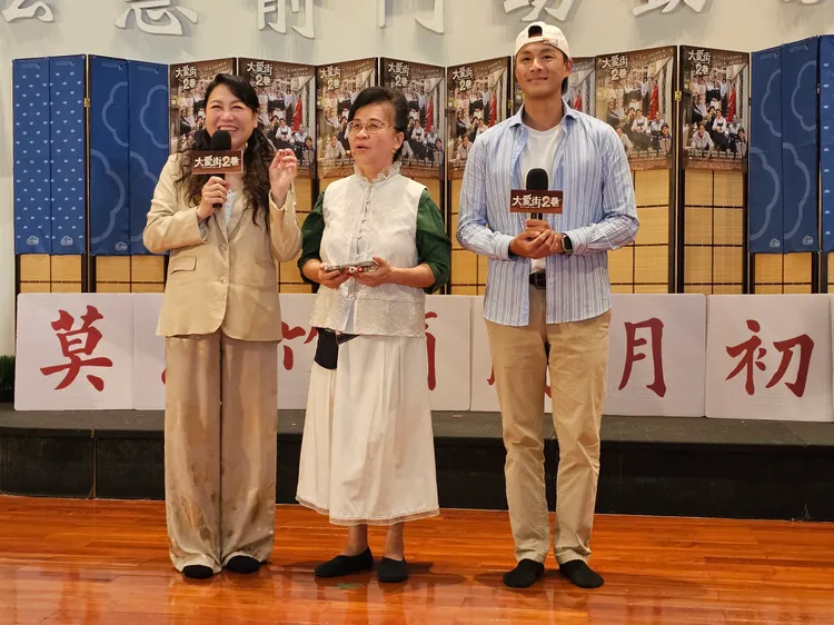 楊潔玫（左）和孫其君南下宣傳。大愛提供