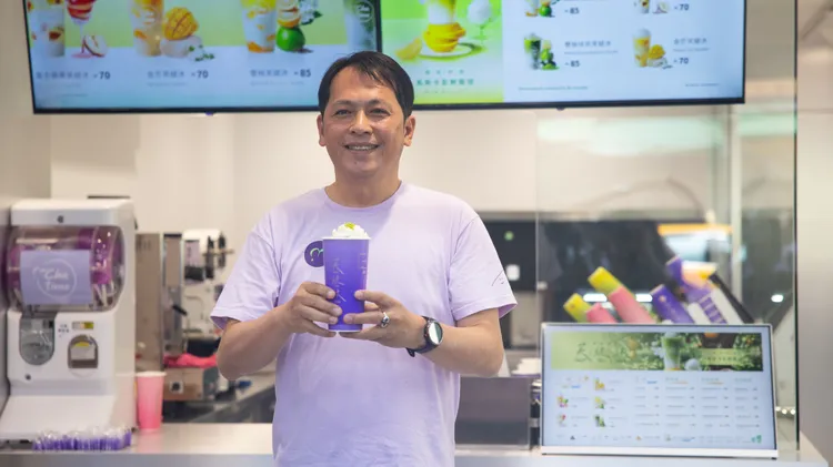 六角國際董事長王耀輝做出茶太伊通店正式開幕的第一杯「芙緹沐」果乳茶系列。日出茶太提供