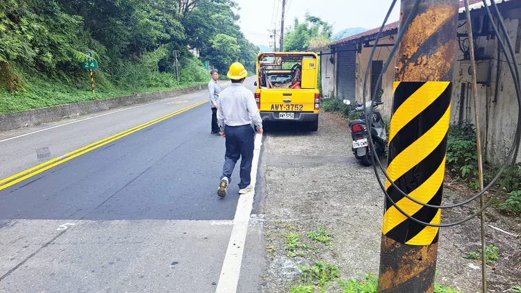 警方與台電針對北宜沿線電線桿全面實施「反光貼片更新計畫」。翻攝畫面