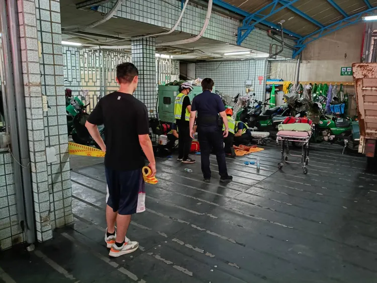 楊姓郵務士當場沒有生命跡象，送醫搶救仍不治。民眾提供