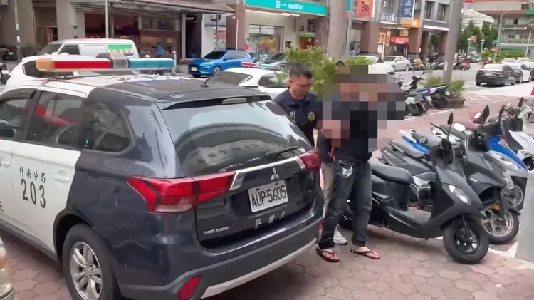 砍死楊姓郵務士的劉男被警方押回警局。民眾提供