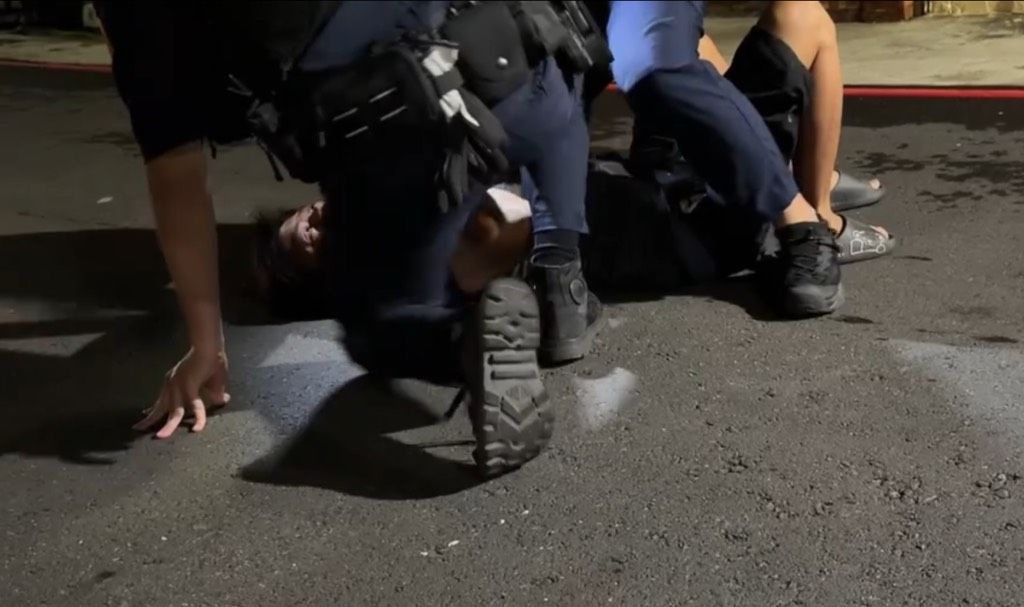 高雄醉男深夜家暴女友咆哮警方!三民一警「大外割」壓制移送法辦