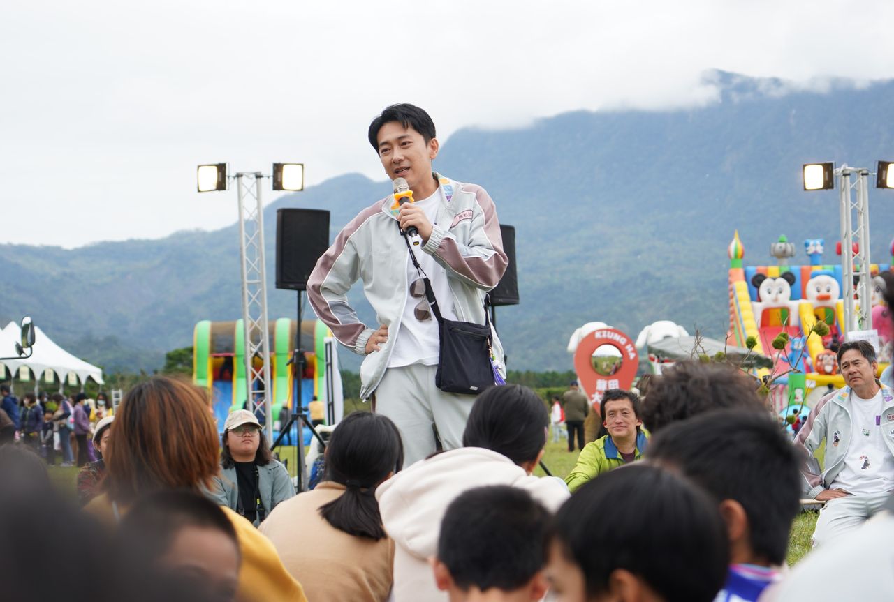 施名帥回憶駐村生活秒潰堤 黃姵嘉笑虧:演完再哭可以嗎?