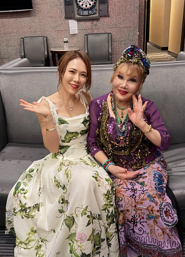 吳申梅（左）在公益活動與前輩澎澎相見歡。喜上梅梢娛樂提供