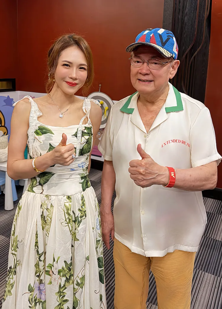吳申梅（左）在公益活動與前輩劉福助相見歡。喜上梅梢娛樂提供