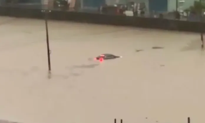 高雄暴雨淹水，一輛車遭滅頂。網友chun0813授權提供