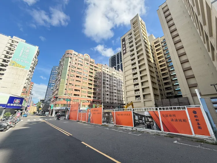 郡都建設「郡都巨蛋」，累計實登揭露已91筆，住家成交88戶，每坪均價65.18萬元，社區出現單坪最高72.83萬元。葉家銘攝