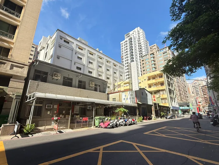 嘉順建設以單坪156.99萬元，總價3億2008萬元購入，203.89坪商4用地，位於文忠路「高雄市私立文宗老人長期照顧中心」。葉家銘攝