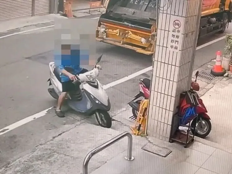 李男騎機車到派出所。翻攝畫面