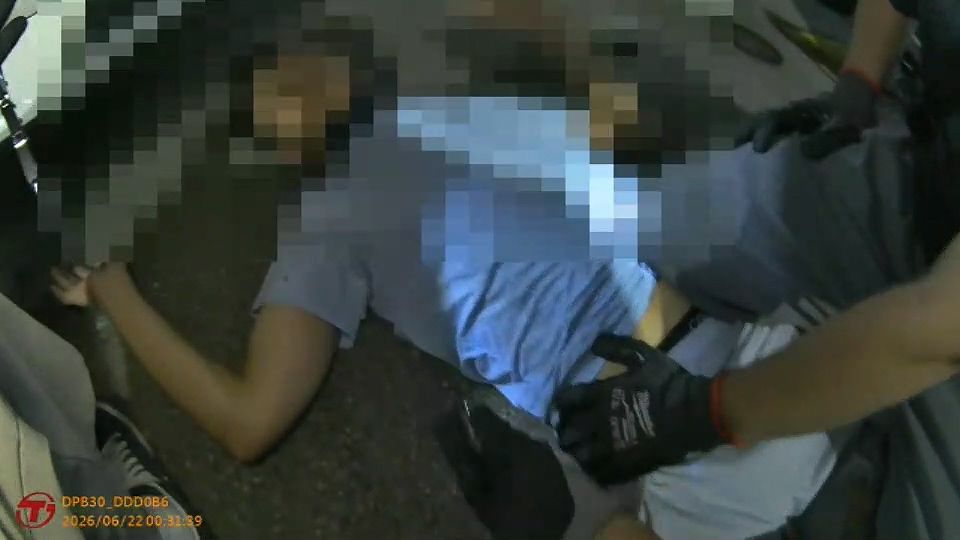 台中毒駕男衝撞警車遭圍捕 警霸氣喊:當我們塑膠嗎?