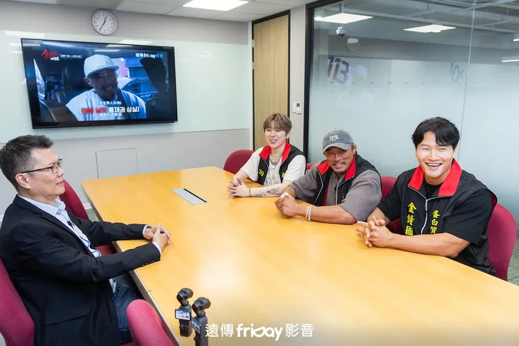 金鍾國（右起）、秋成勳、ZICO收下friDay影音送的宮廟背心，與執行長相談甚歡。friDay影音提供
