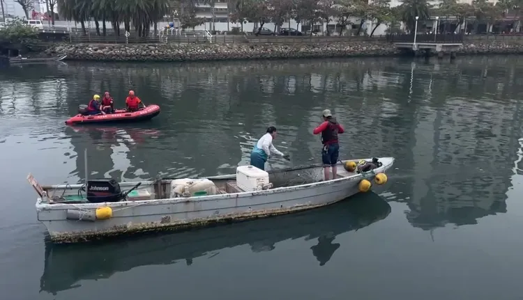 專案小組在渠道打撈屍塊。資料照片