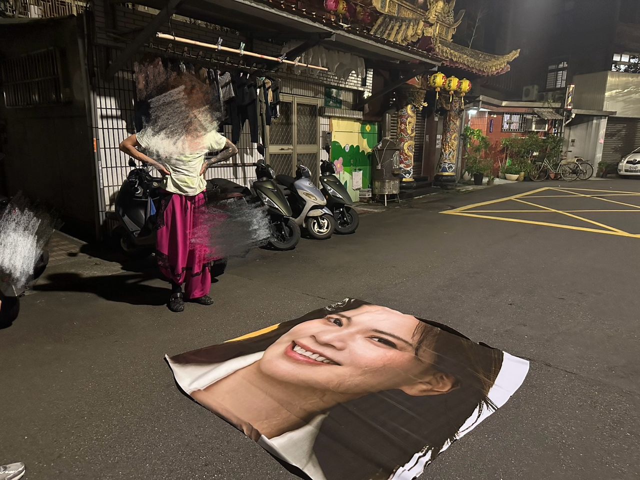 競選看板臉被整塊割走!法籍男落網稱「有藝術價值」 鍾沛君傻眼
