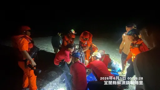 南澳神秘海灘再出事！遊客遭浪襲落海　1女抱浮球幸運獲救