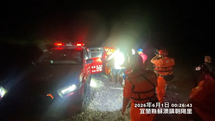 大批消防員深夜出動救援。翻攝照片