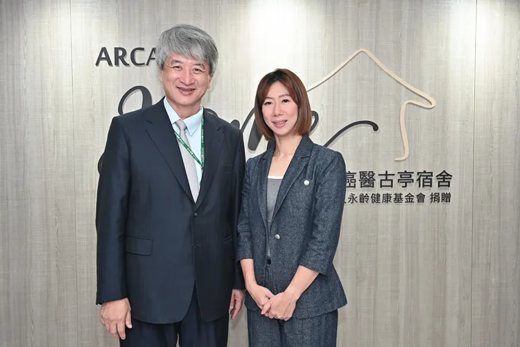 台大癌醫分院院長吳耀銘(左)與永齡健康基金會董事長郭曉玲(右)合照留念。台大癌醫提供